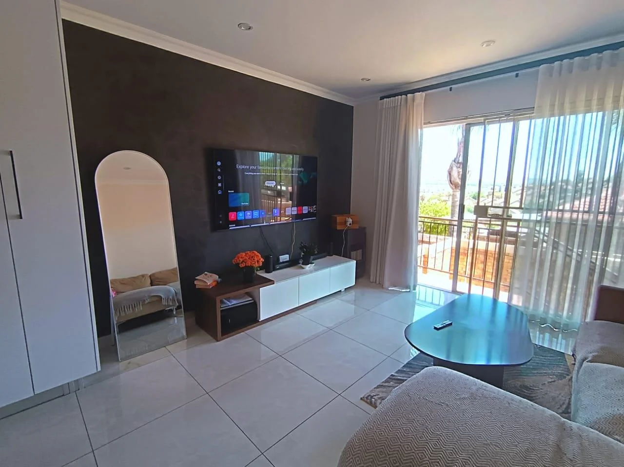 Newly renovated, super modern two-bed, one-bath garden townhouse with a view in Wilgeheuwel