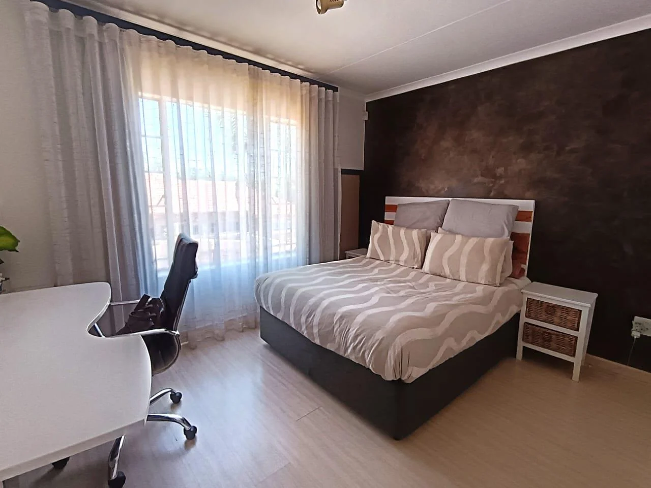 Newly renovated, super modern two-bed, one-bath garden townhouse with a view in Wilgeheuwel