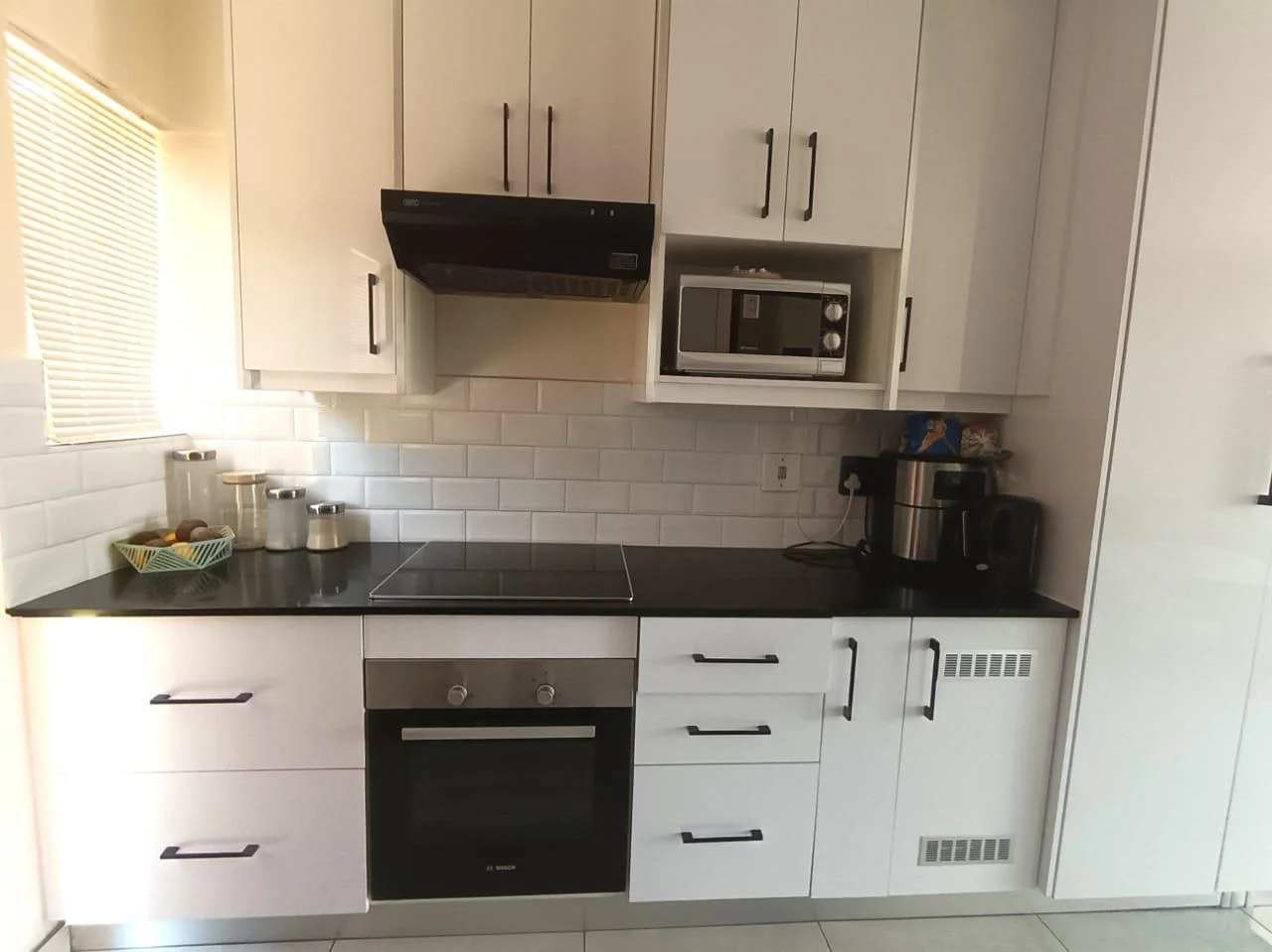 Newly renovated, super modern two-bed, one-bath garden townhouse with a view in Wilgeheuwel