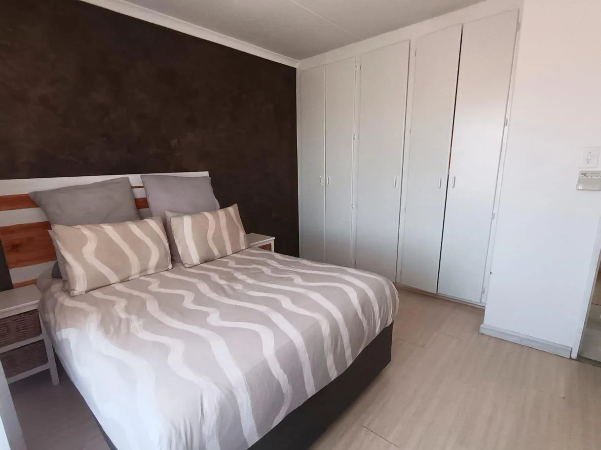 Newly renovated, super modern two-bed, one-bath garden townhouse with a view in Wilgeheuwel