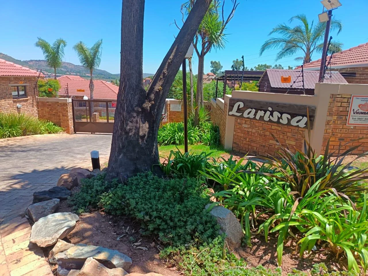 Newly renovated, super modern two-bed, one-bath garden townhouse with a view in Wilgeheuwel