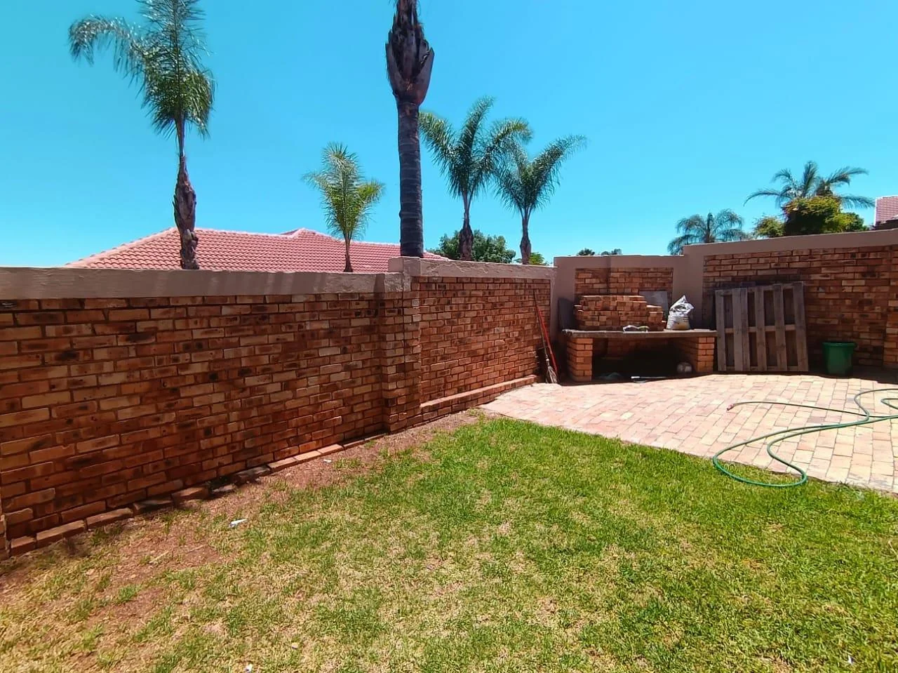 Newly renovated, super modern two-bed, one-bath garden townhouse with a view in Wilgeheuwel