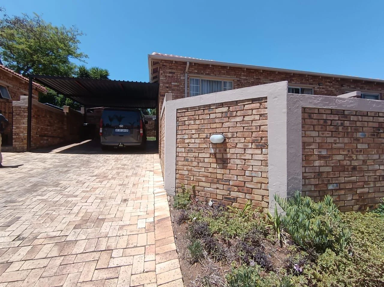 Newly renovated, super modern two-bed, one-bath garden townhouse with a view in Wilgeheuwel