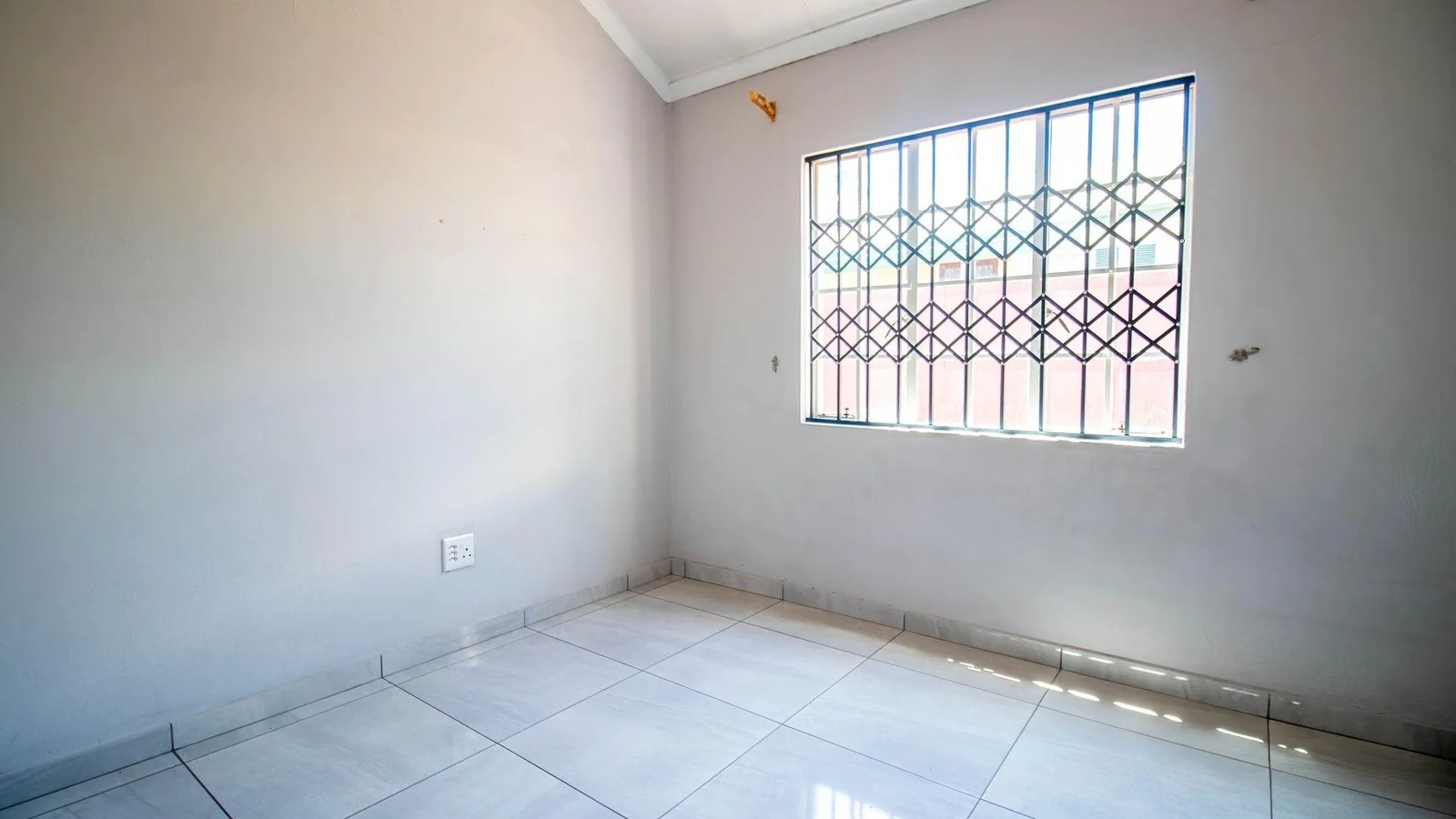 Simplex For Sale in Halfway Gardens