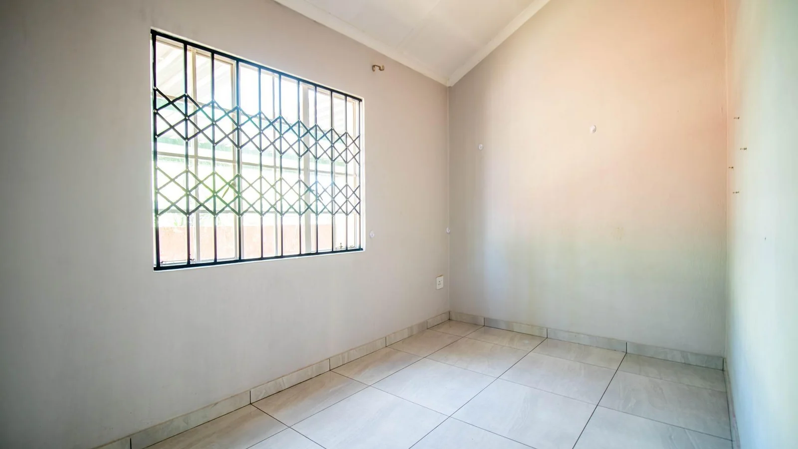 Simplex For Sale in Halfway Gardens