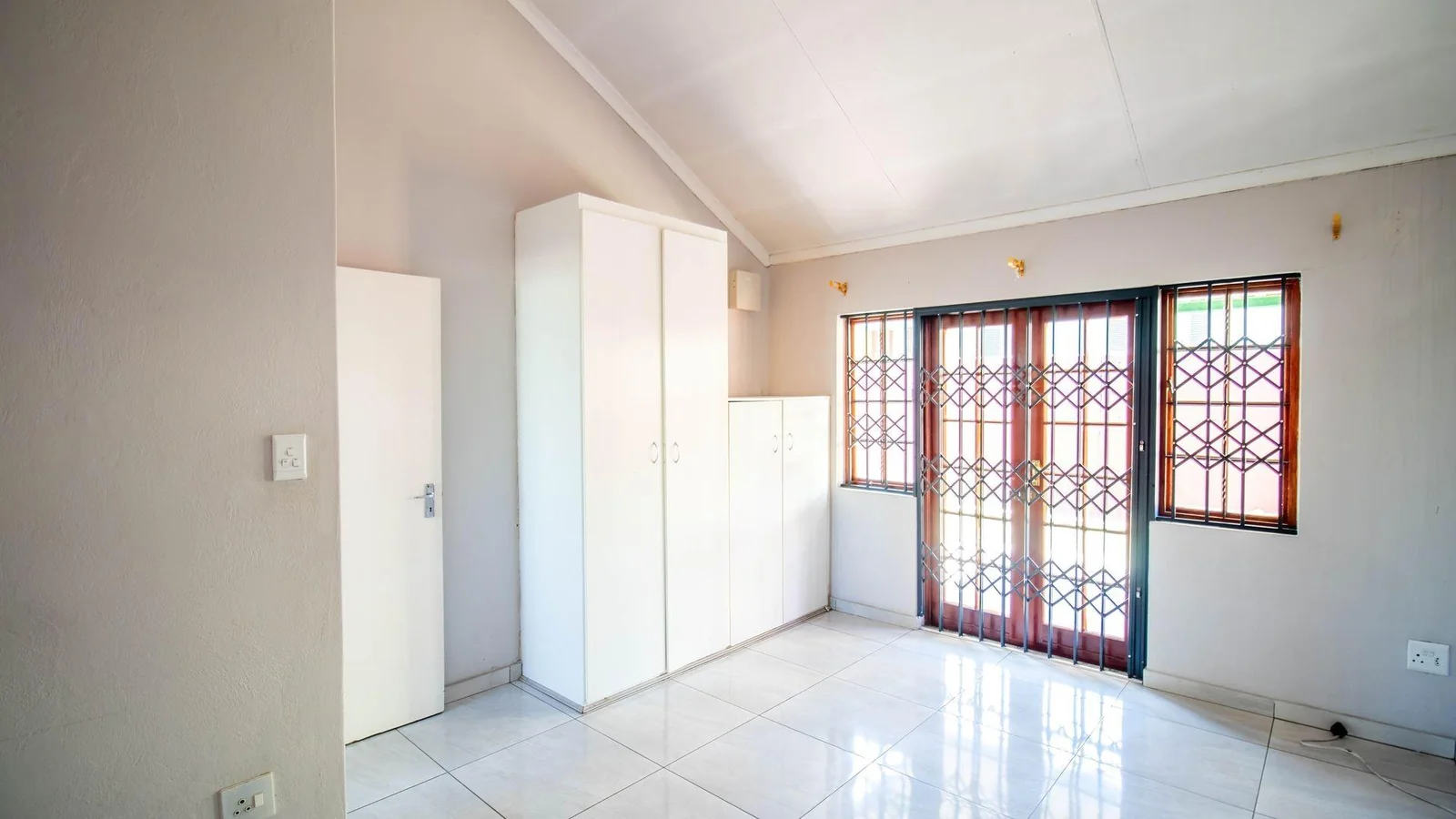 Simplex For Sale in Halfway Gardens