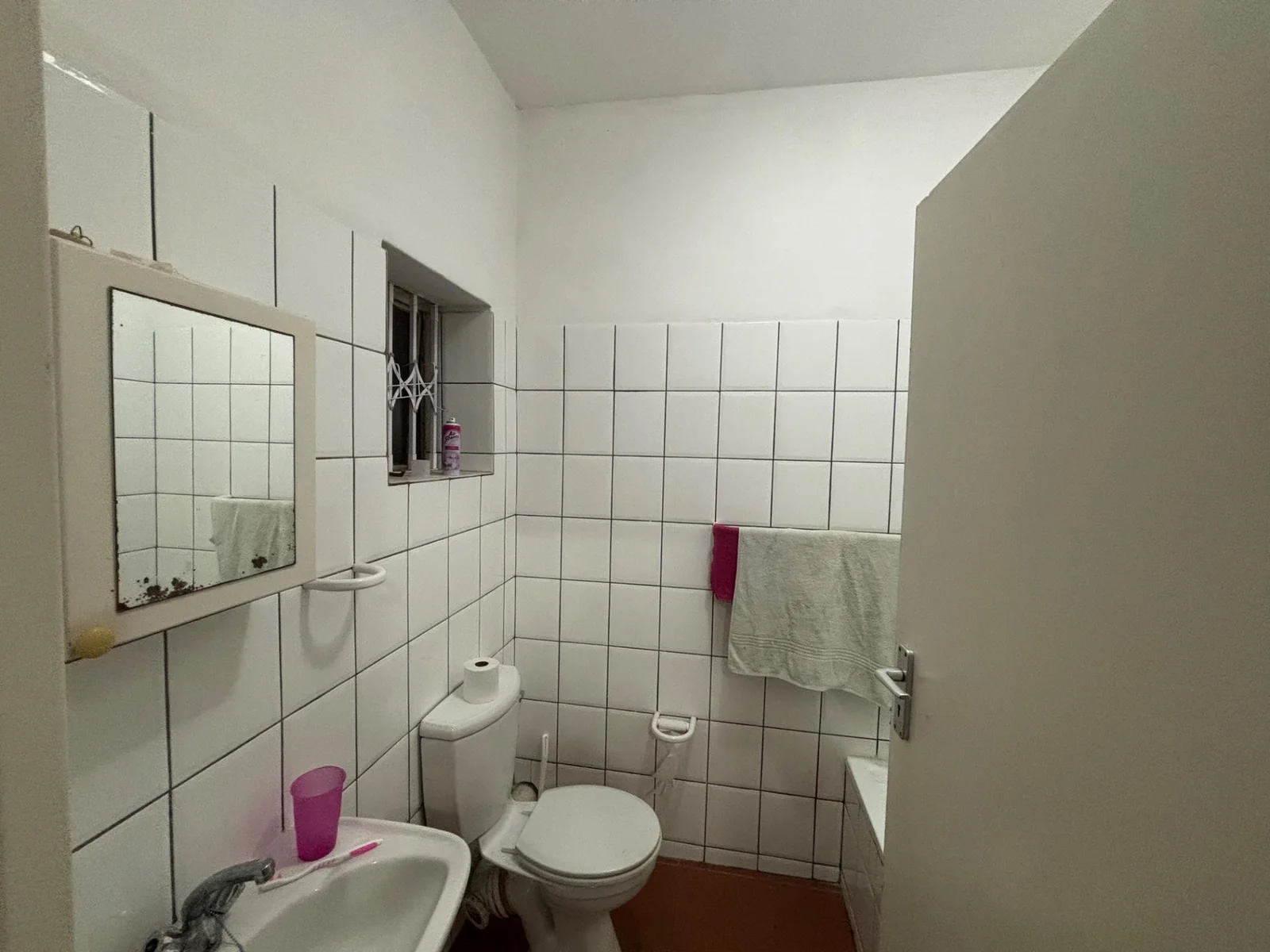 2 BEDROOM APARTMENT NEAR MENLYN MAINE