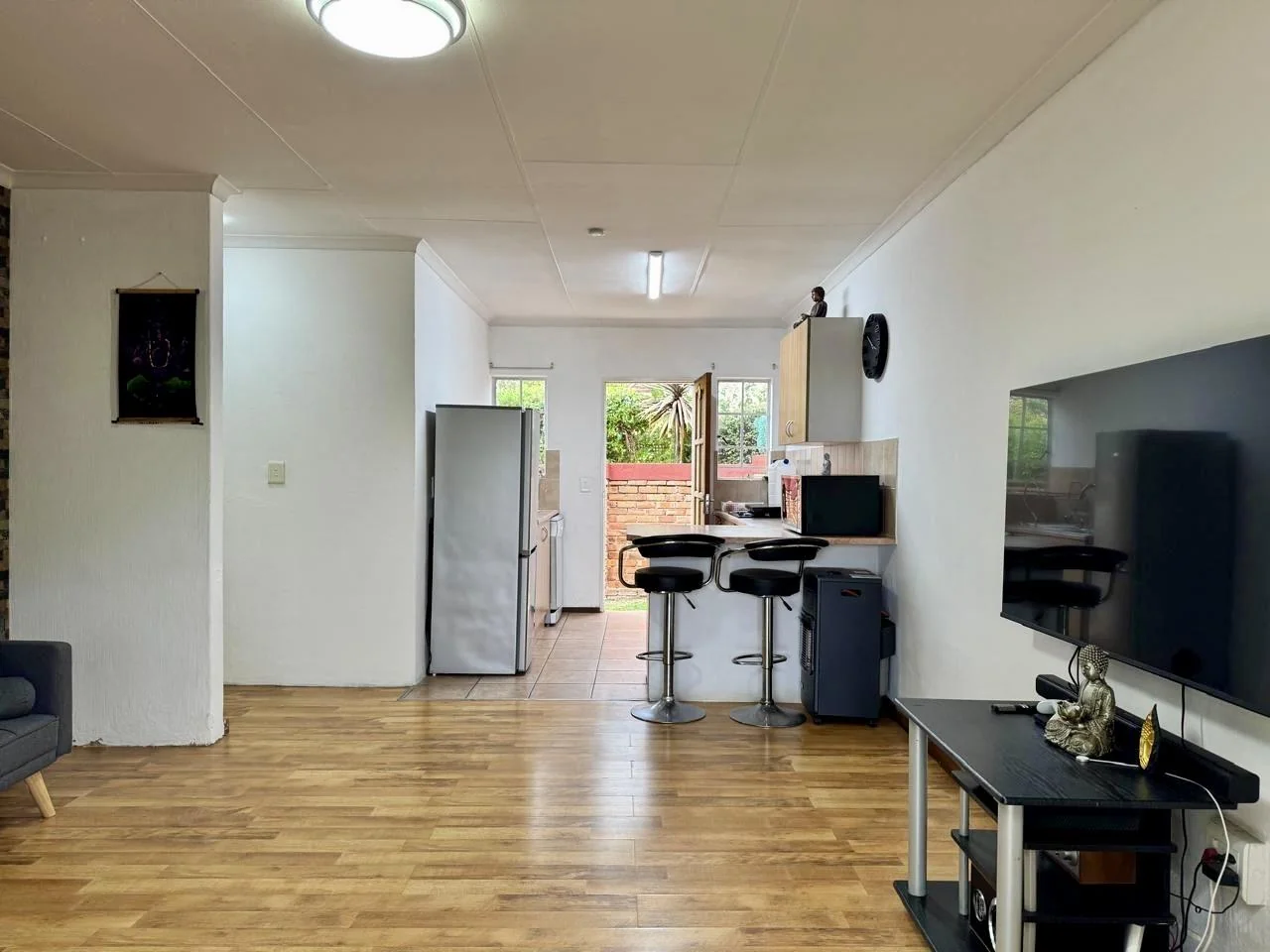 Charming 2-bedroom, 1-bathroom facebrick simplex for Sale in Radiokop