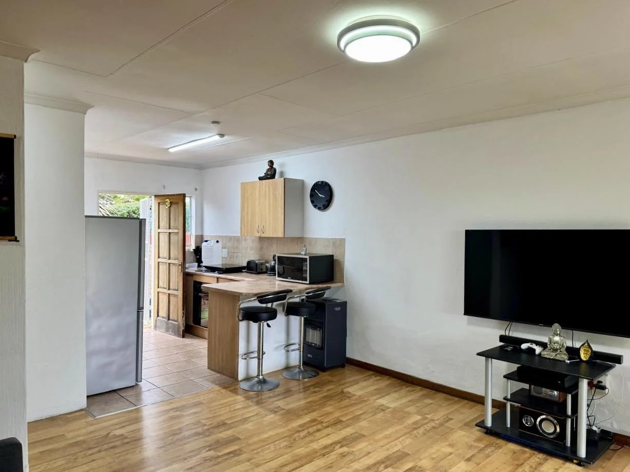 Charming 2-bedroom, 1-bathroom facebrick simplex for Sale in Radiokop