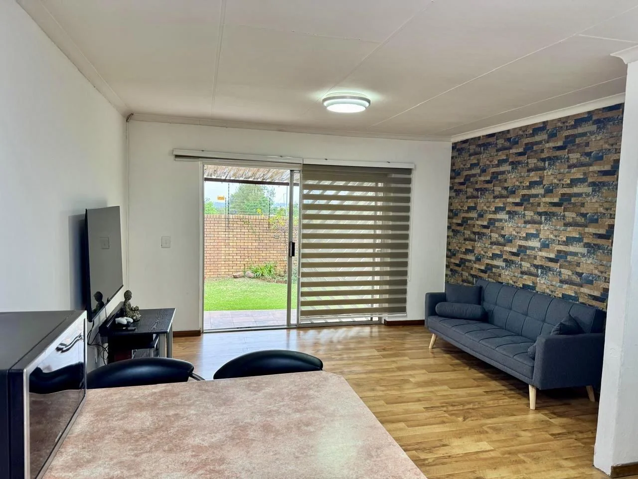 Charming 2-bedroom, 1-bathroom facebrick simplex for Sale in Radiokop