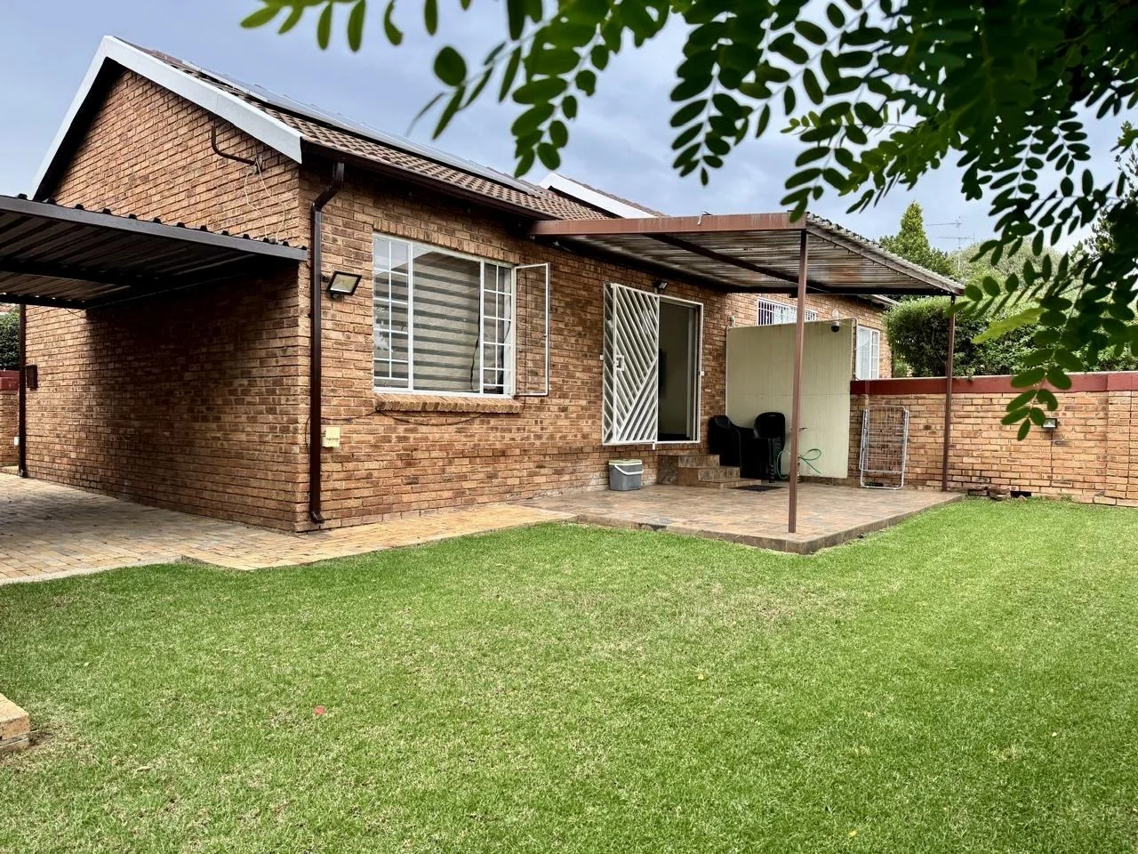 Charming 2-bedroom, 1-bathroom facebrick simplex for Sale in Radiokop