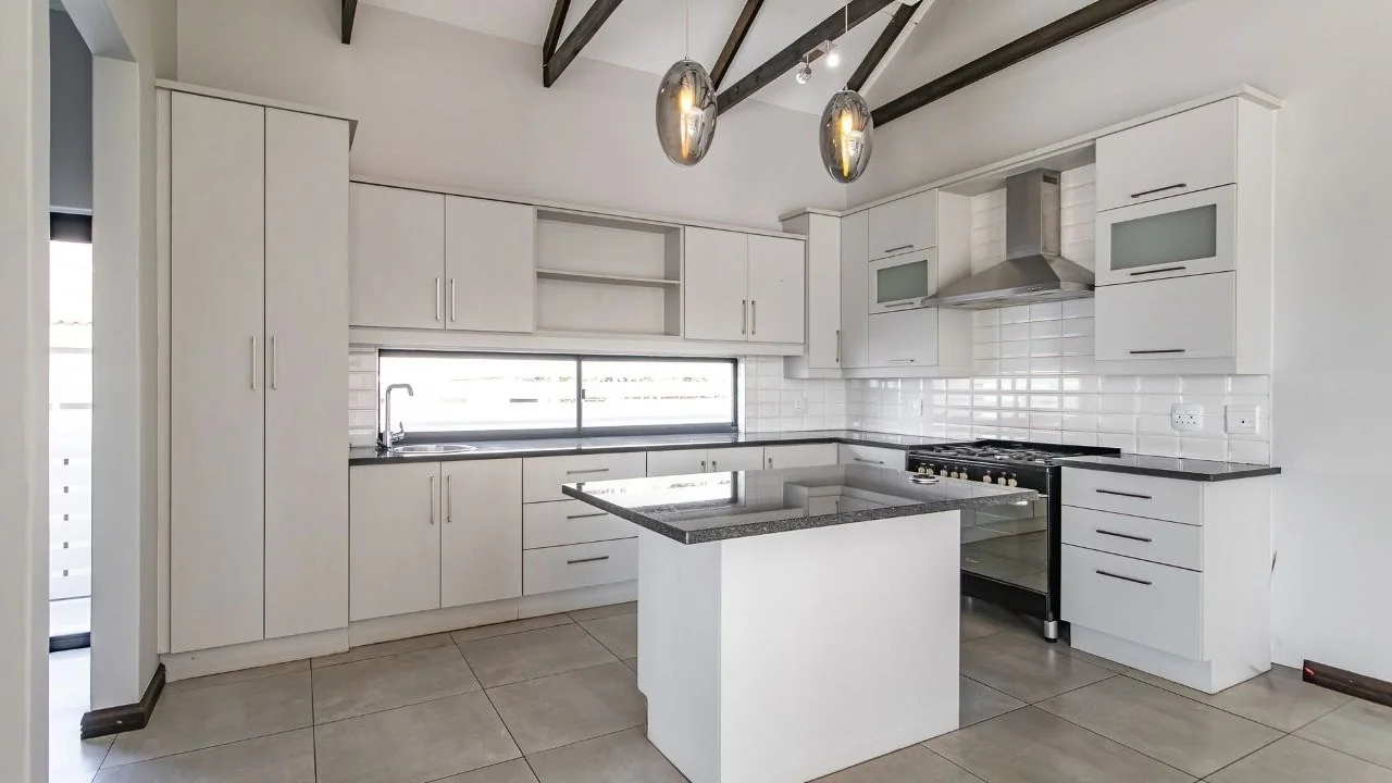 PRACTICAL, LOW MAINTENACE SINGLE LEVEL IDEAL FOR YOUR GOLDEN YEARS.  TRANSFER DUTY IS INCLUDED.