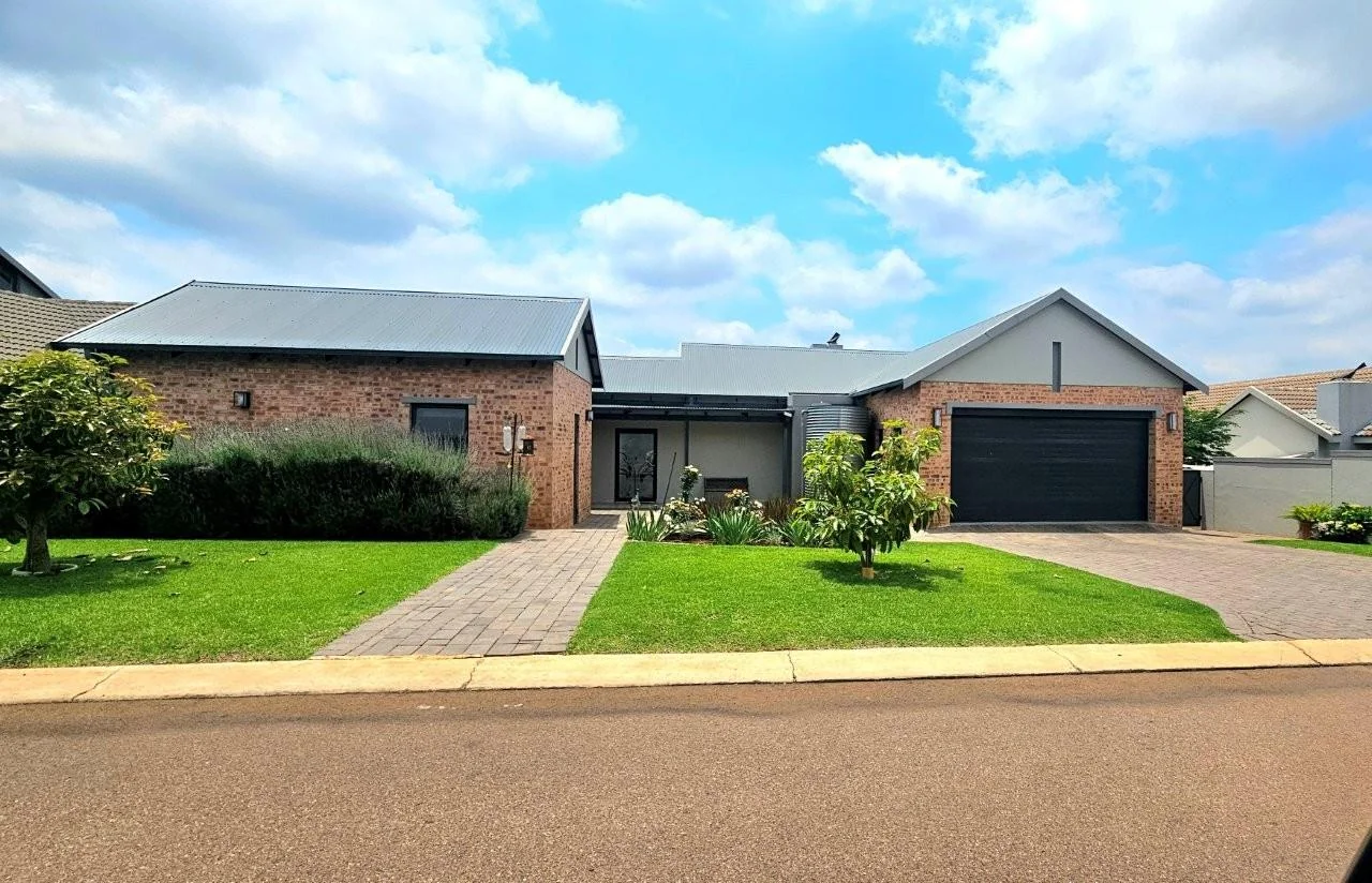 PRACTICAL, LOW MAINTENACE SINGLE LEVEL IDEAL FOR YOUR GOLDEN YEARS.  TRANSFER DUTY IS INCLUDED.