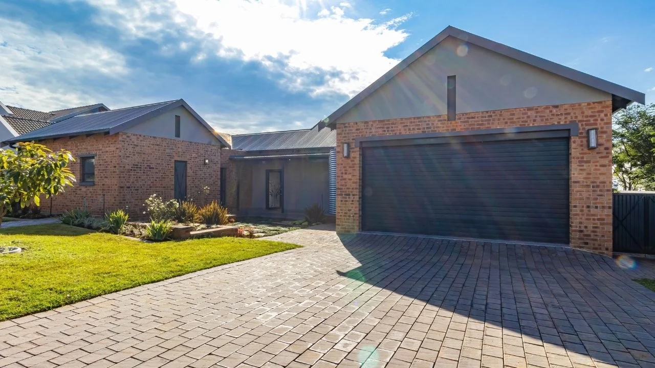 PRACTICAL, LOW MAINTENACE SINGLE LEVEL IDEAL FOR YOUR GOLDEN YEARS.  TRANSFER DUTY IS INCLUDED.