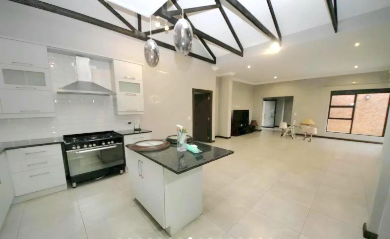 PRACTICAL, LOW MAINTENACE SINGLE LEVEL IDEAL FOR YOUR GOLDEN YEARS.  TRANSFER DUTY IS INCLUDED.