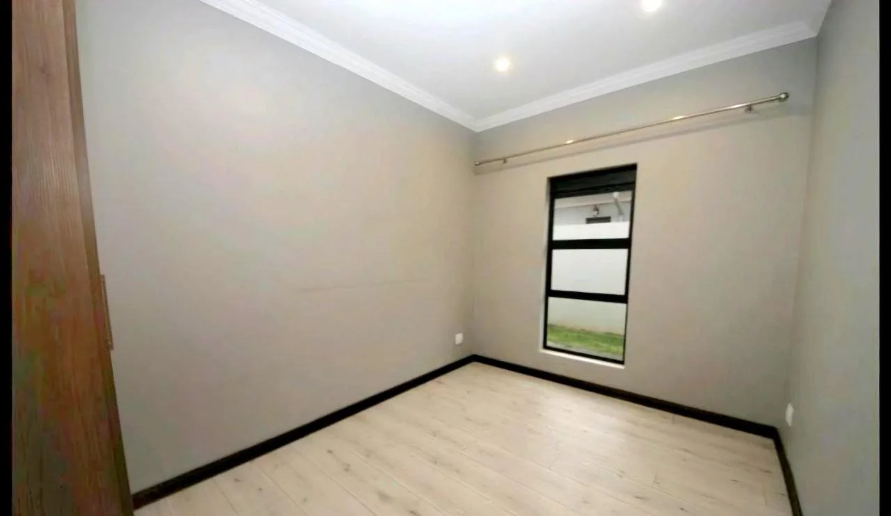 PRACTICAL, LOW MAINTENACE SINGLE LEVEL IDEAL FOR YOUR GOLDEN YEARS.  TRANSFER DUTY IS INCLUDED.