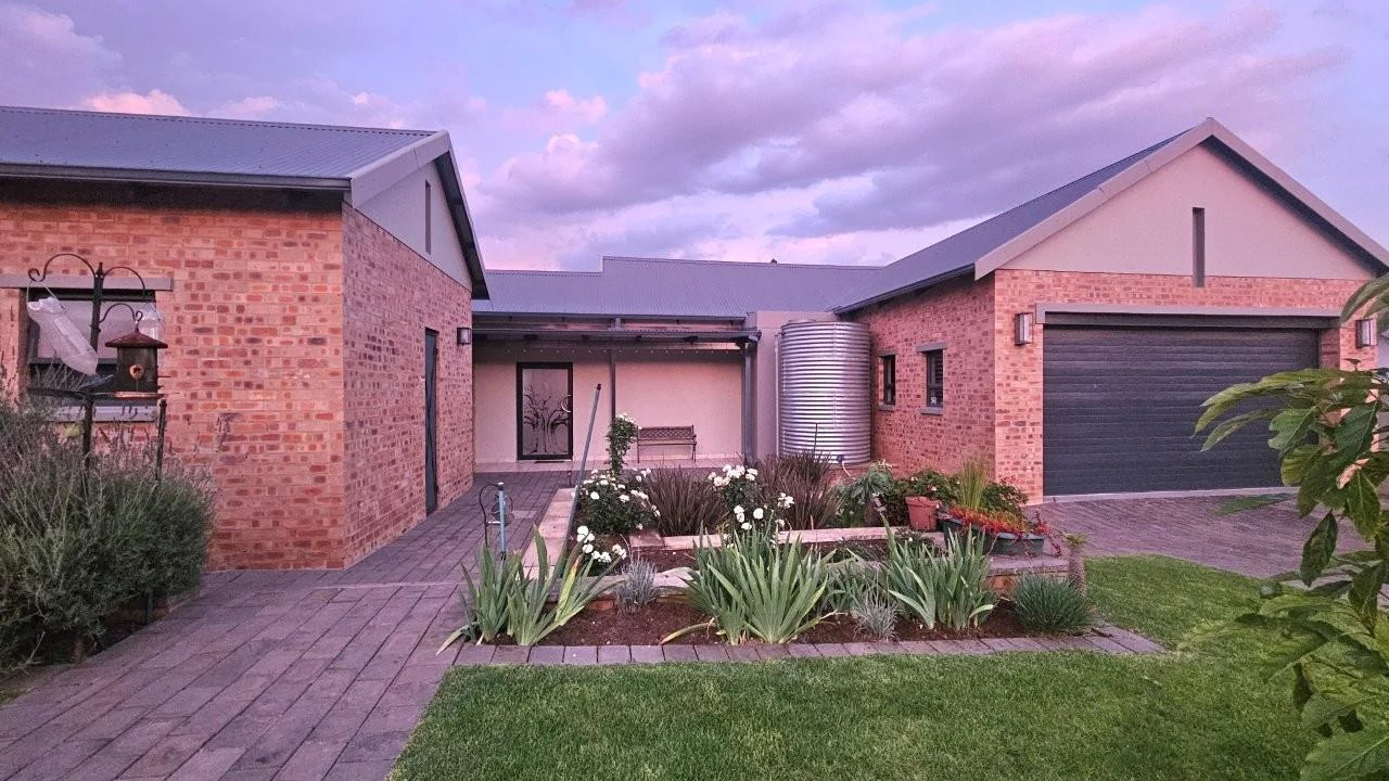 PRACTICAL, LOW MAINTENACE SINGLE LEVEL IDEAL FOR YOUR GOLDEN YEARS.  TRANSFER DUTY IS INCLUDED.