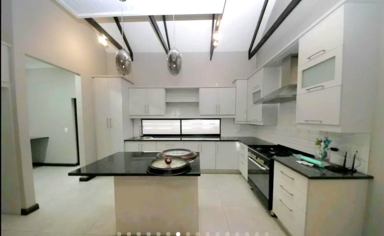 PRACTICAL, LOW MAINTENACE SINGLE LEVEL IDEAL FOR YOUR GOLDEN YEARS.  TRANSFER DUTY IS INCLUDED.