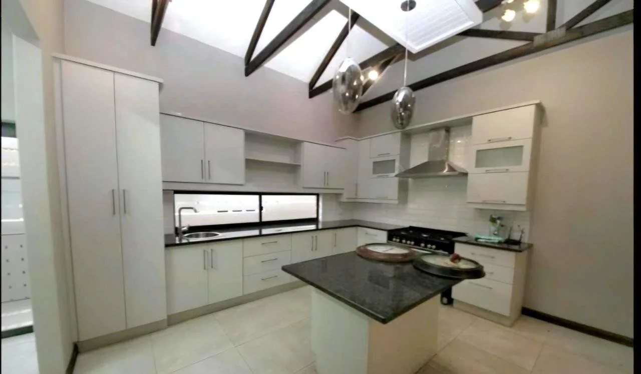 PRACTICAL, LOW MAINTENACE SINGLE LEVEL IDEAL FOR YOUR GOLDEN YEARS.  TRANSFER DUTY IS INCLUDED.