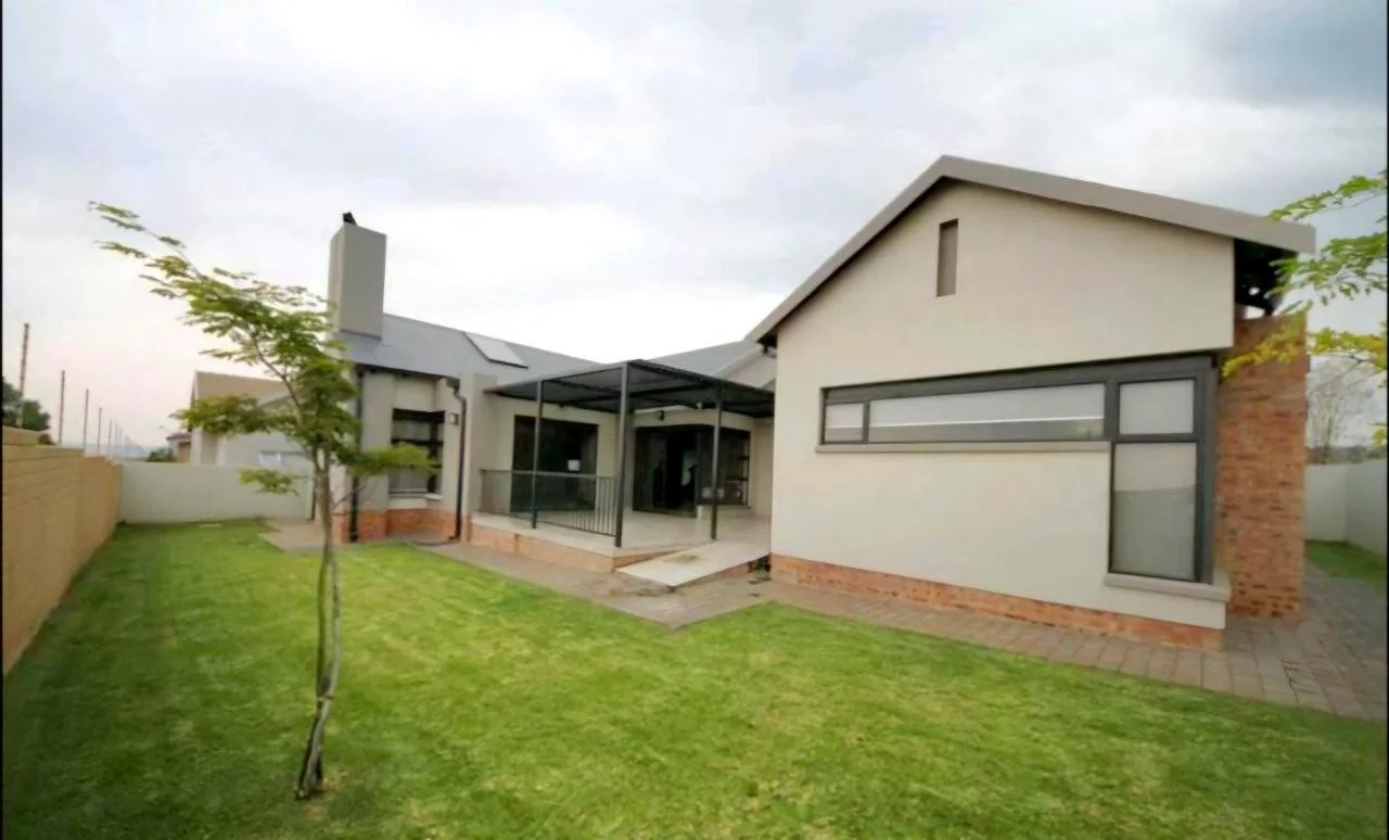 PRACTICAL, LOW MAINTENACE SINGLE LEVEL IDEAL FOR YOUR GOLDEN YEARS.  TRANSFER DUTY IS INCLUDED.