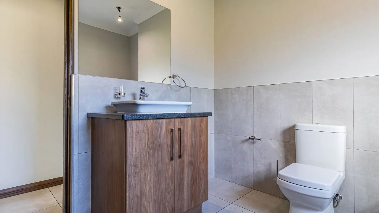 PRACTICAL, LOW MAINTENACE SINGLE LEVEL IDEAL FOR YOUR GOLDEN YEARS.  TRANSFER DUTY IS INCLUDED.