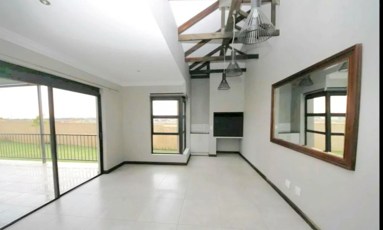 PRACTICAL, LOW MAINTENACE SINGLE LEVEL IDEAL FOR YOUR GOLDEN YEARS.  TRANSFER DUTY IS INCLUDED.