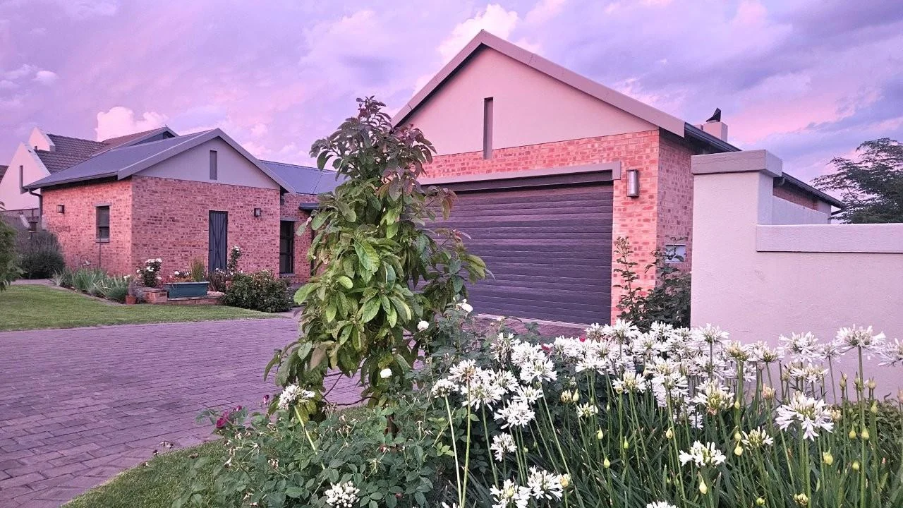 PRACTICAL, LOW MAINTENACE SINGLE LEVEL IDEAL FOR YOUR GOLDEN YEARS.  TRANSFER DUTY IS INCLUDED.