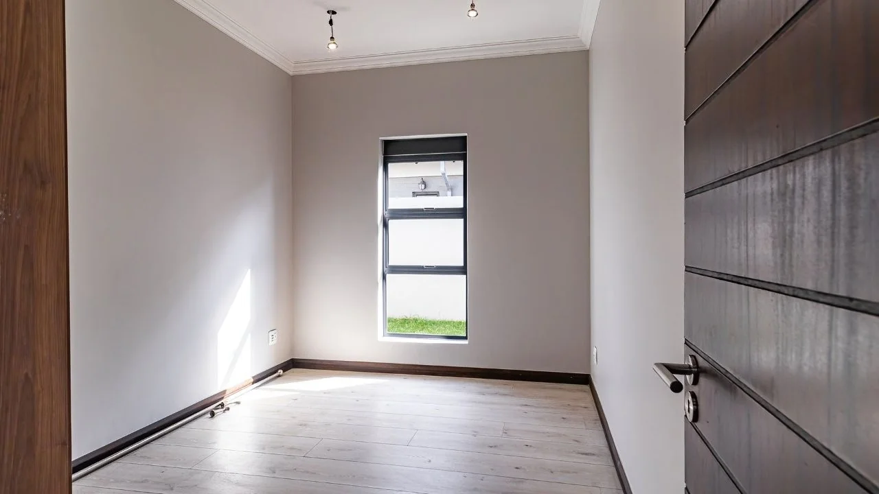 PRACTICAL, LOW MAINTENACE SINGLE LEVEL IDEAL FOR YOUR GOLDEN YEARS.  TRANSFER DUTY IS INCLUDED.