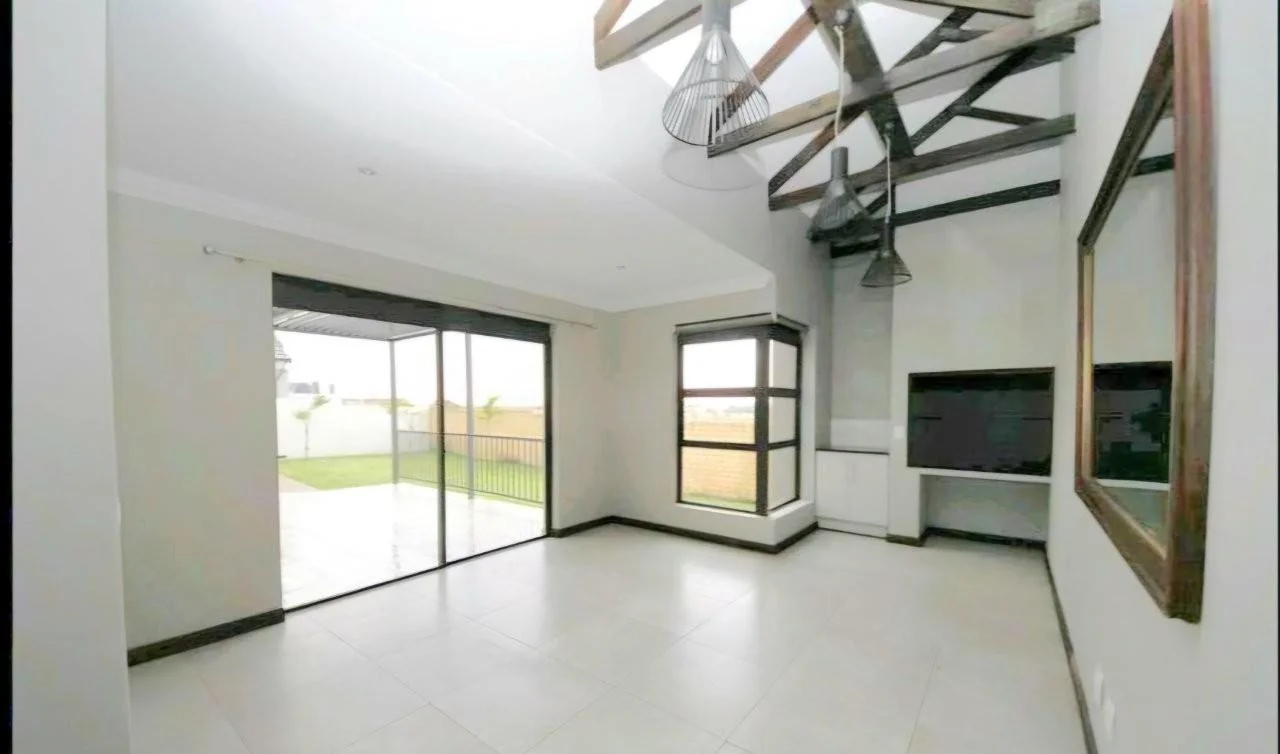 PRACTICAL, LOW MAINTENACE SINGLE LEVEL IDEAL FOR YOUR GOLDEN YEARS.  TRANSFER DUTY IS INCLUDED.