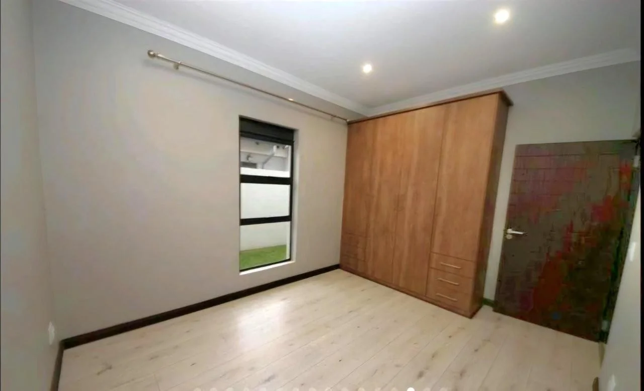 PRACTICAL, LOW MAINTENACE SINGLE LEVEL IDEAL FOR YOUR GOLDEN YEARS.  TRANSFER DUTY IS INCLUDED.