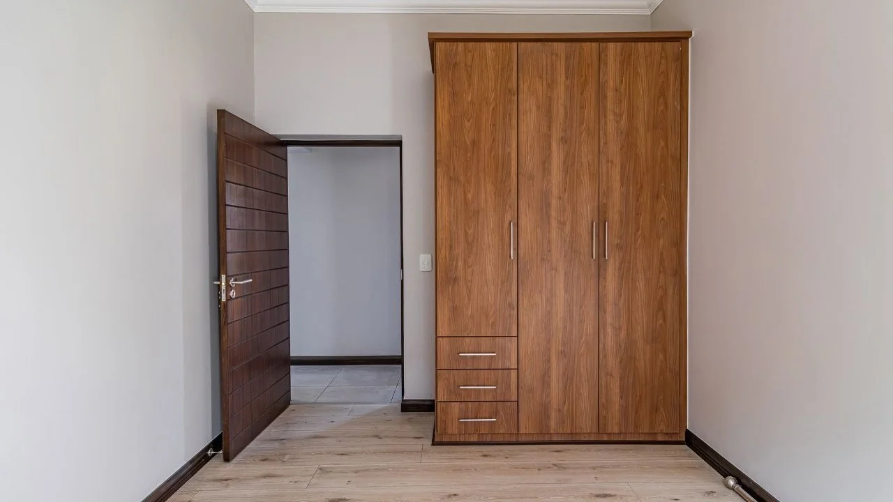 PRACTICAL, LOW MAINTENACE SINGLE LEVEL IDEAL FOR YOUR GOLDEN YEARS.  TRANSFER DUTY IS INCLUDED.
