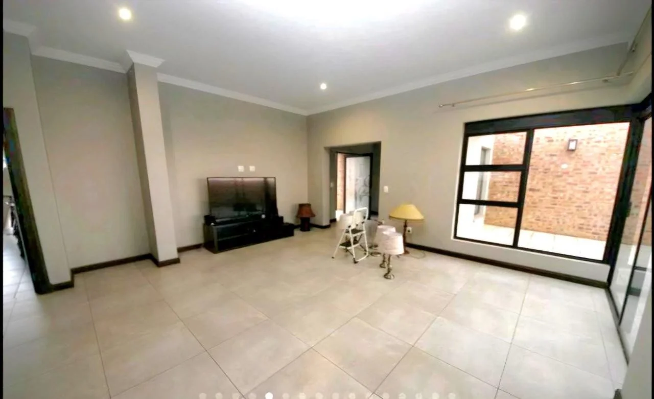 PRACTICAL, LOW MAINTENACE SINGLE LEVEL IDEAL FOR YOUR GOLDEN YEARS.  TRANSFER DUTY IS INCLUDED.