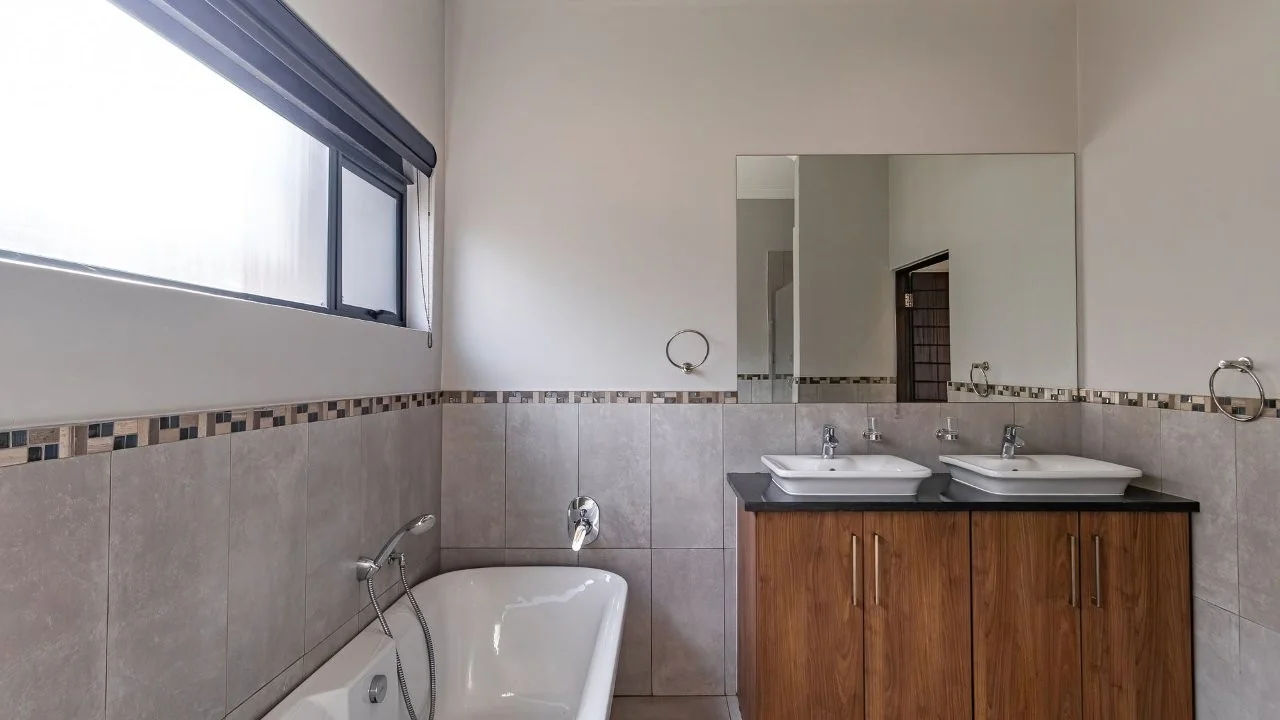 PRACTICAL, LOW MAINTENACE SINGLE LEVEL IDEAL FOR YOUR GOLDEN YEARS.  TRANSFER DUTY IS INCLUDED.