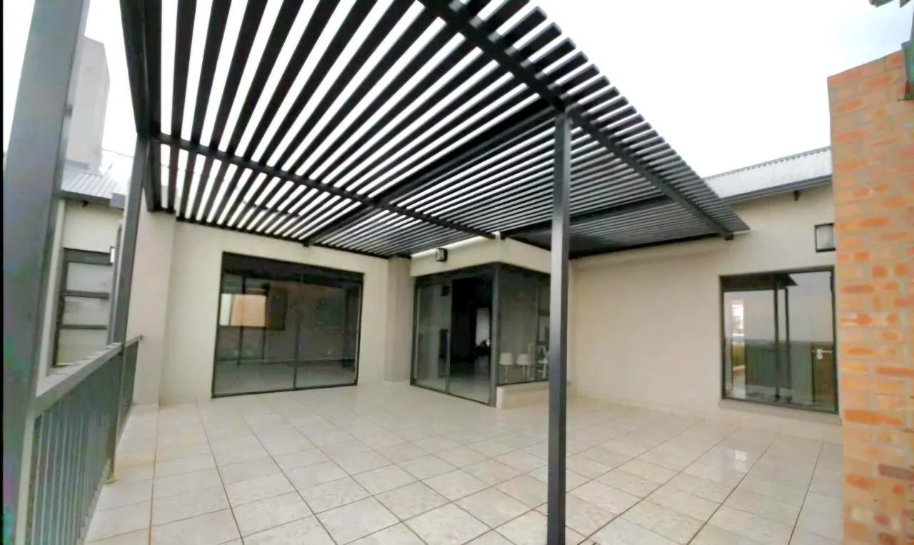 PRACTICAL, LOW MAINTENACE SINGLE LEVEL IDEAL FOR YOUR GOLDEN YEARS.  TRANSFER DUTY IS INCLUDED.