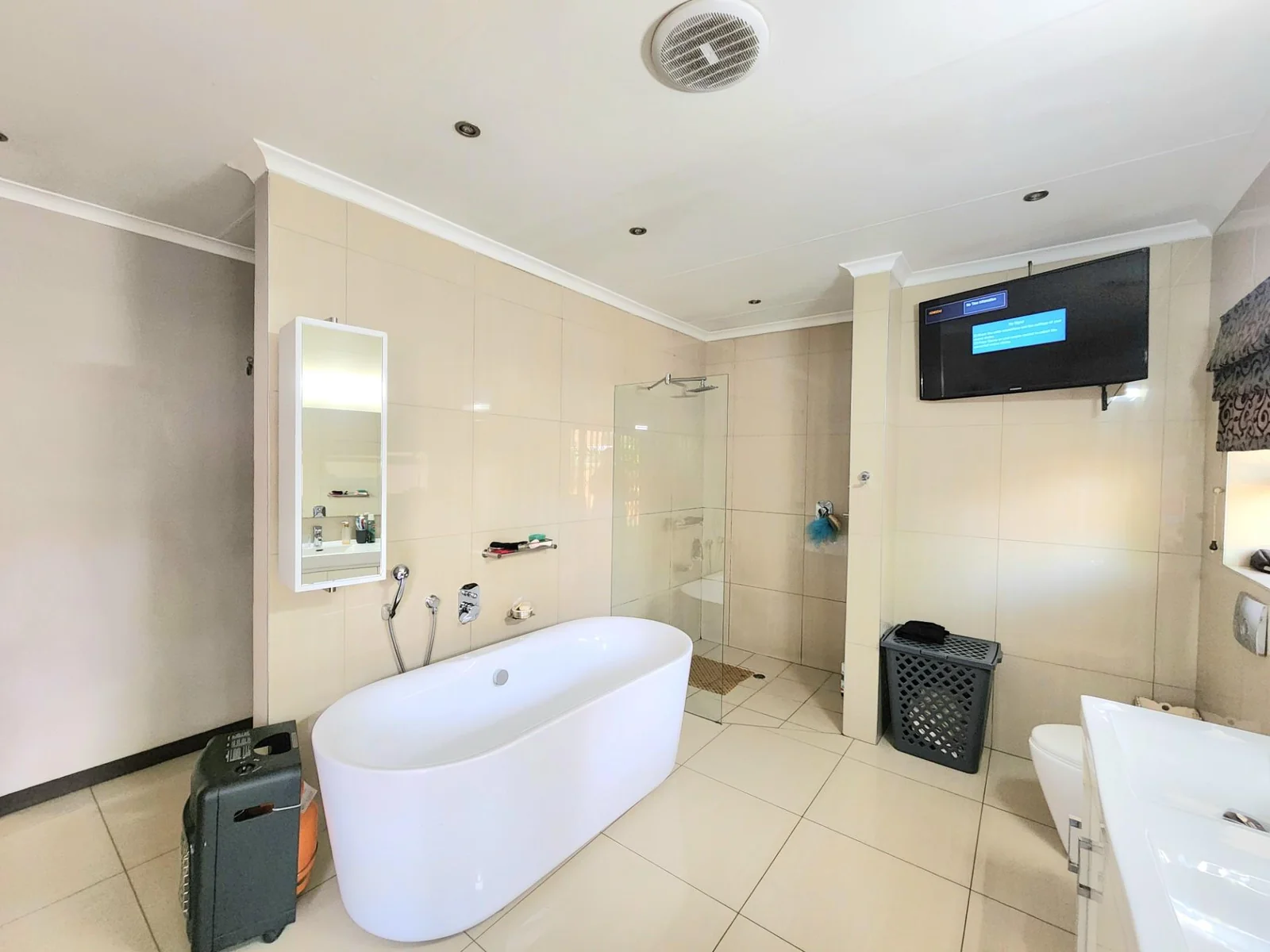 Exquisite Family Home in Sought-After Sunward Park