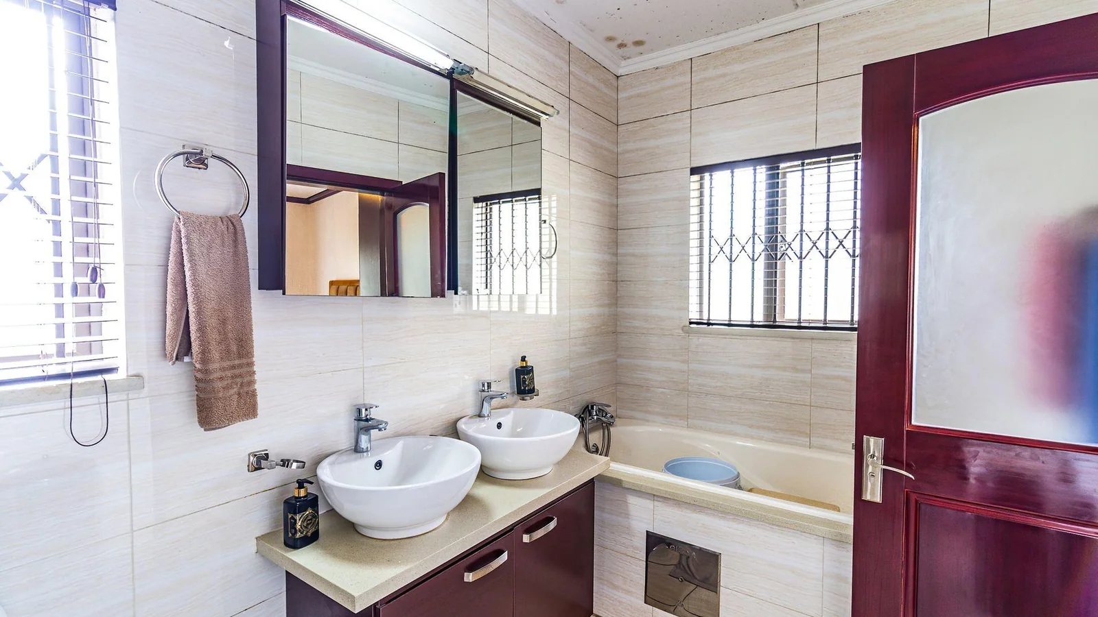 Luxury Corner Ground-Floor Apartment in the Heart of Summerset — Perfect for Families, Professionals & Retirees