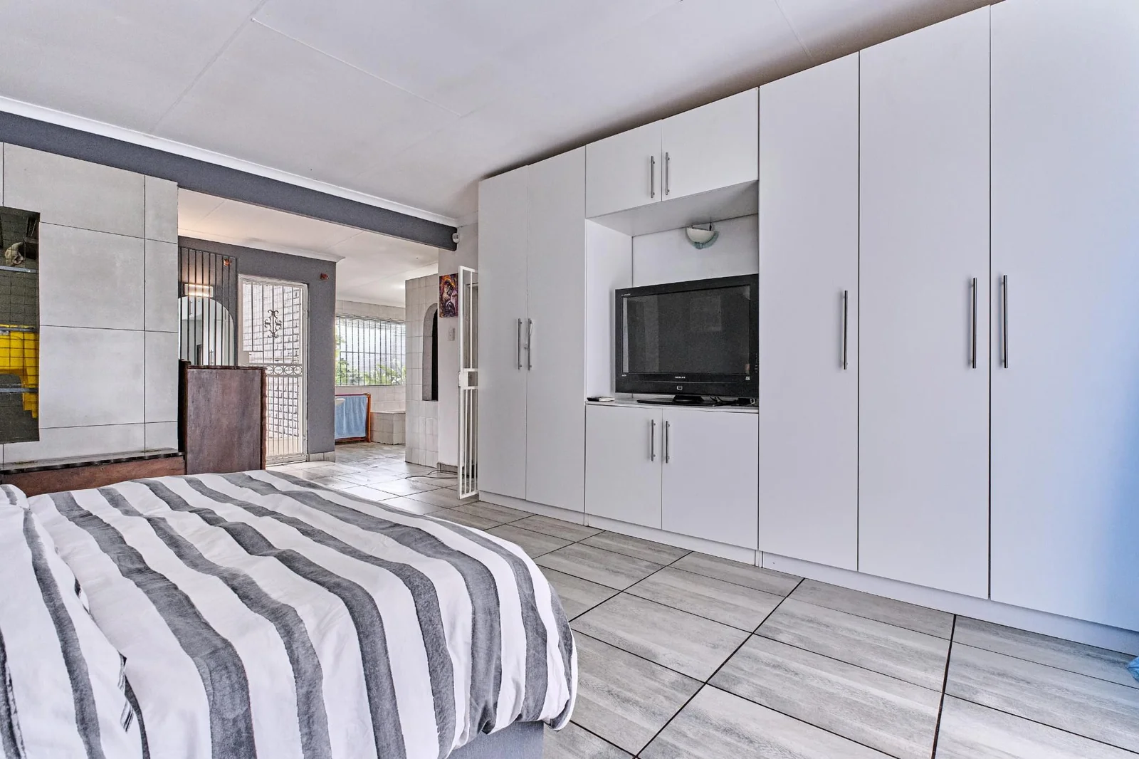 Fabulous, Versatile, Dual Family Living or Income-Generating Property!