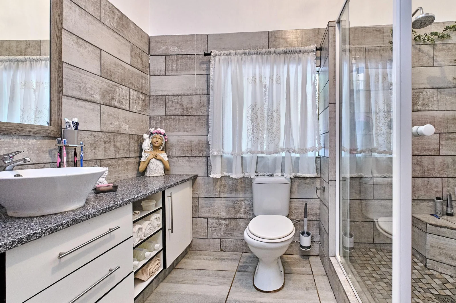 Fabulous, Versatile, Dual Family Living or Income-Generating Property!