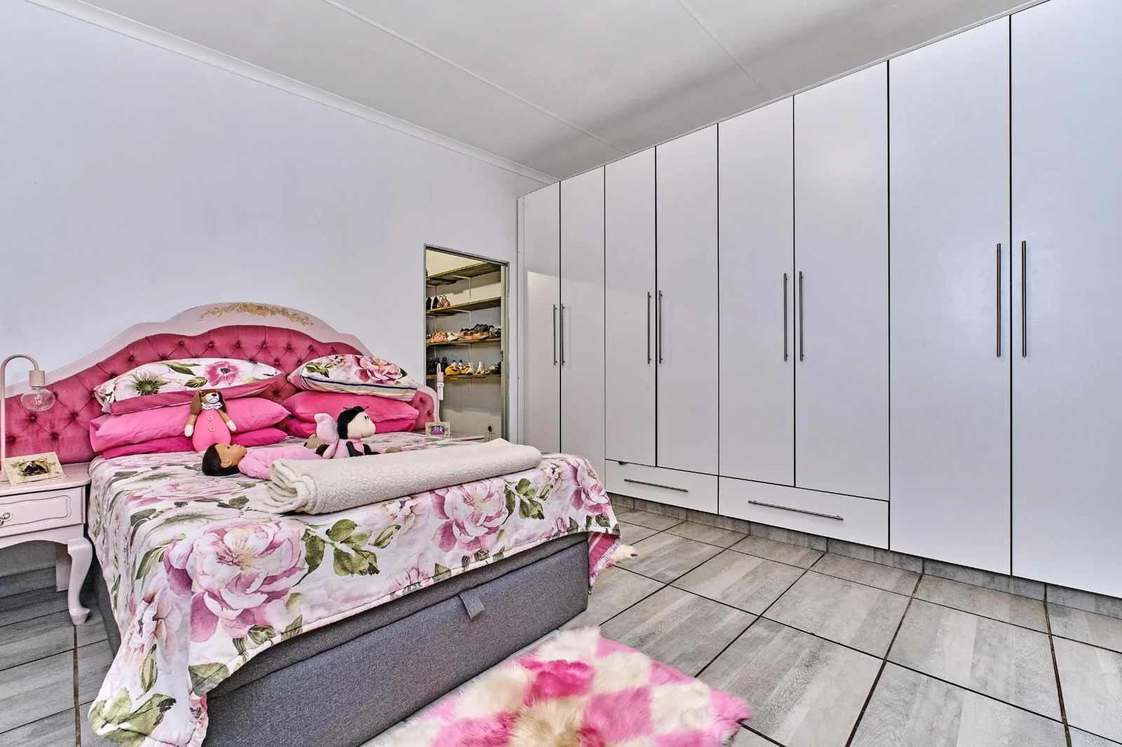 Fabulous, Versatile, Dual Family Living or Income-Generating Property!