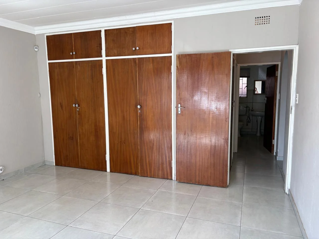 Spacious 2 bedroom ground floor unit to rent with the option to buy!