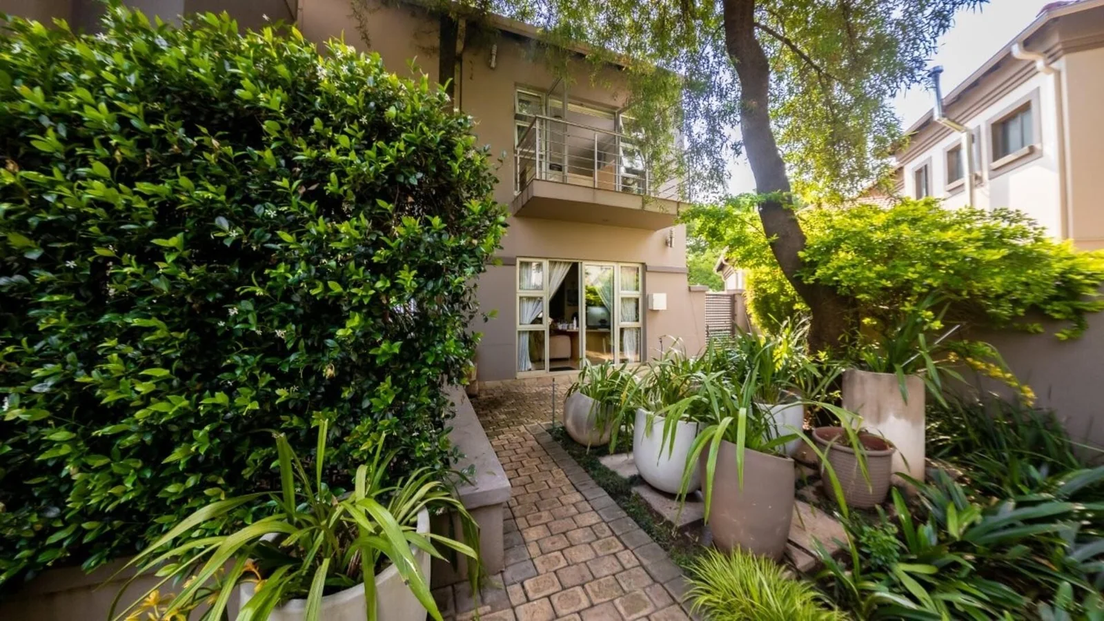 MODERN HOME WITH BESPOKE KITCHEN FOR BUSY FAMILIES<br/>