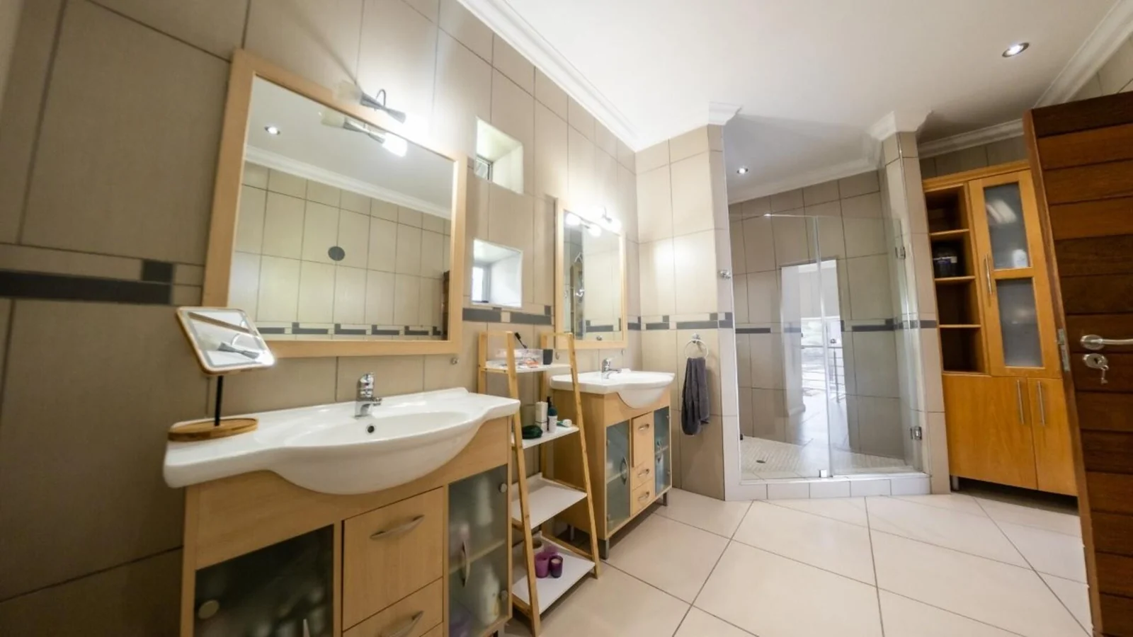 MODERN HOME WITH BESPOKE KITCHEN FOR BUSY FAMILIES<br/>