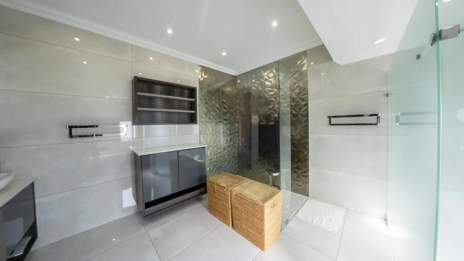 MODERN HOME WITH BESPOKE KITCHEN FOR BUSY FAMILIES<br/>