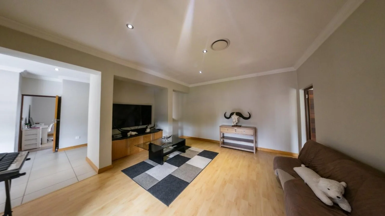 MODERN HOME WITH BESPOKE KITCHEN FOR BUSY FAMILIES<br/>