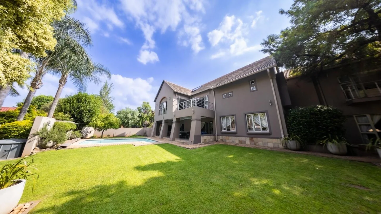 MODERN HOME WITH BESPOKE KITCHEN FOR BUSY FAMILIES<br/>