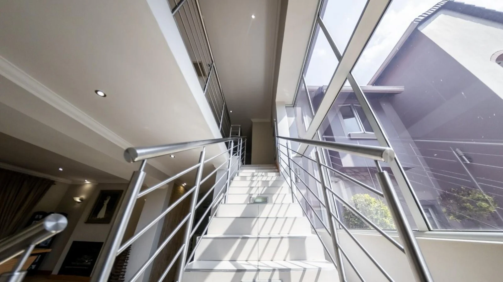 MODERN HOME WITH BESPOKE KITCHEN FOR BUSY FAMILIES<br/>