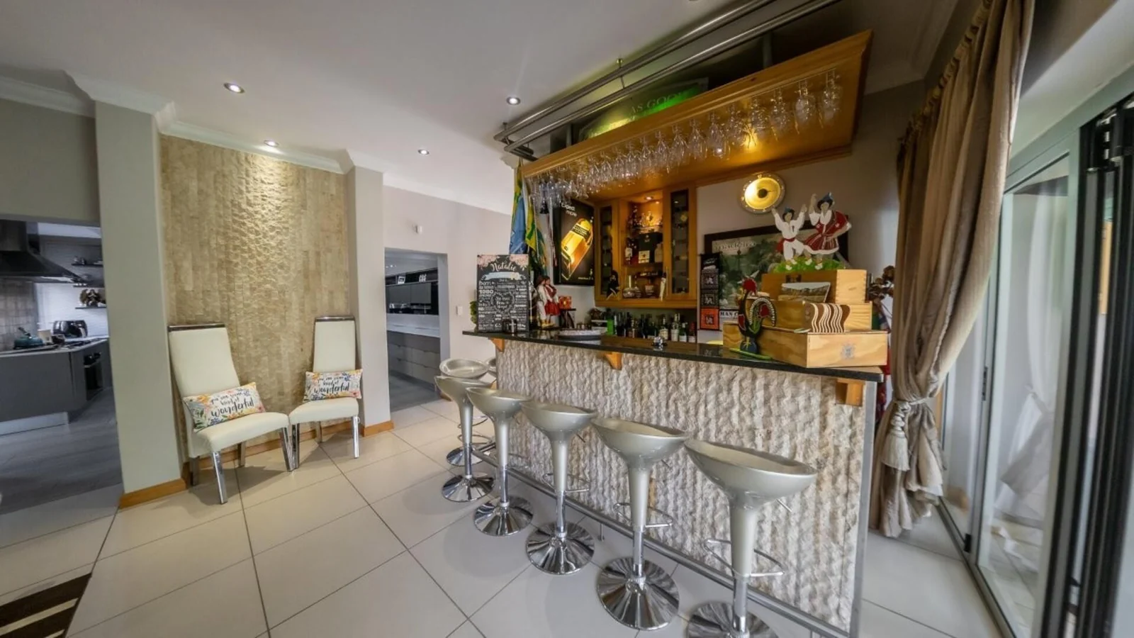 MODERN HOME WITH BESPOKE KITCHEN FOR BUSY FAMILIES<br/>