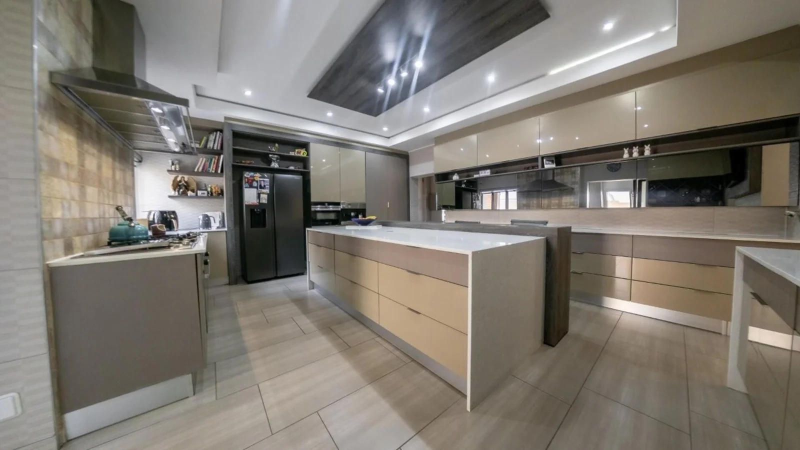 MODERN HOME WITH BESPOKE KITCHEN FOR BUSY FAMILIES<br/>