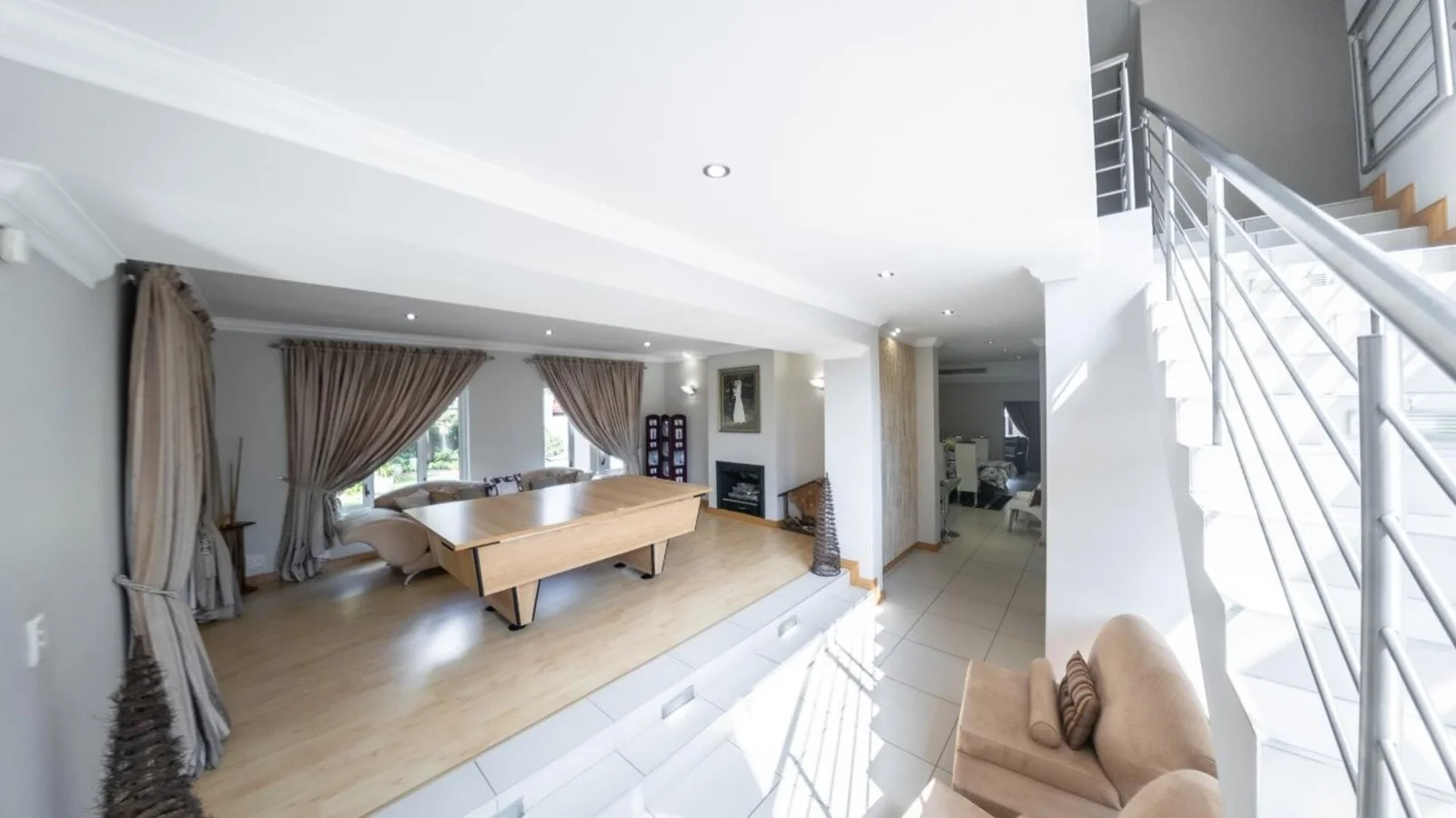 MODERN HOME WITH BESPOKE KITCHEN FOR BUSY FAMILIES<br/>