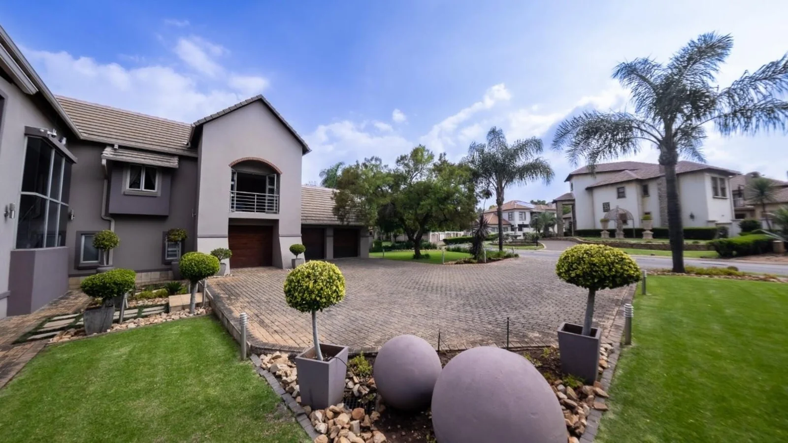 MODERN HOME WITH BESPOKE KITCHEN FOR BUSY FAMILIES<br/>